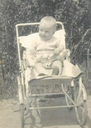 Photo 6 x 9 cm Romania social history small child elegant dressed baby bebe