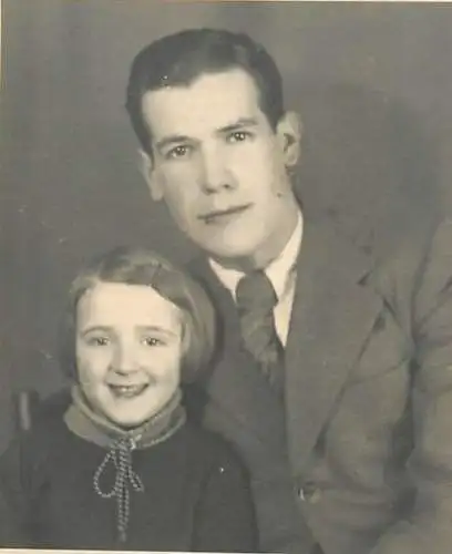 Photo 6 x 9 cm Romania social history man with smiling daughter
