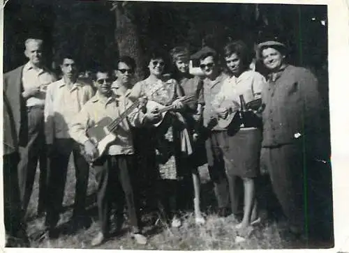 Photo 6 x 9 cm Romania social history friends musicians guitar