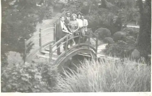 Photo 6 x 9 cm Romania social history elegant friends on a bridge