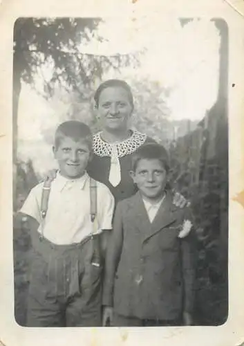 Photo 6 x 9 cm Romania social history woman and her boys