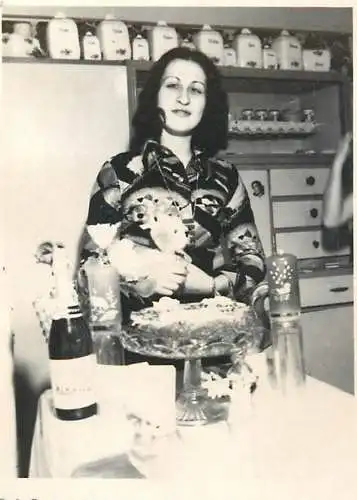 Photo 6 x 9 cm Romania social history elegant woman 1977 Sibiu cake and champagne