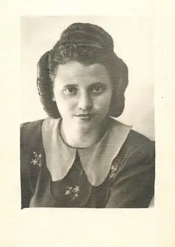 Photo 6 x 9 cm Romania social history elegant woman 1943 coiffure necklace