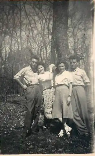 Photo 6 x 9 cm Romania social history friends in the forest