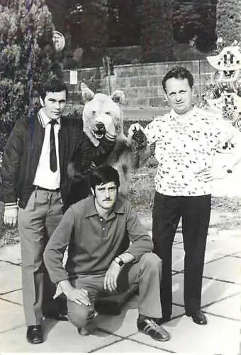 Photo 6 x 9 cm Romania social history friends pose with bear