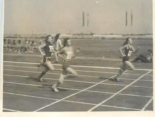 Photo 6 x 9 cm Romania social history girls athletic race