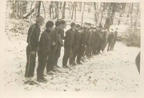 Photo 6 x 9 cm Romania social history winter sport team in snow