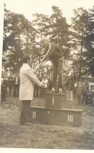 Photo 6 x 9 cm Romania social history sport awards scene