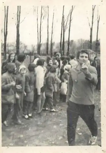 Photo 6 x 9 cm Romania social history group photo in sport arena