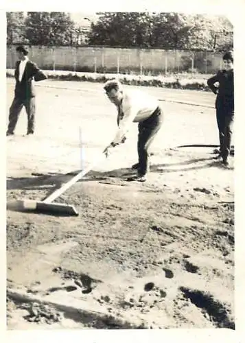 Photo 6 x 9 cm Romania social history athletic competition sand leveling