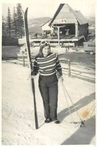 Photo 6 x 9 cm Romania social history ski scene winter mountain resort
