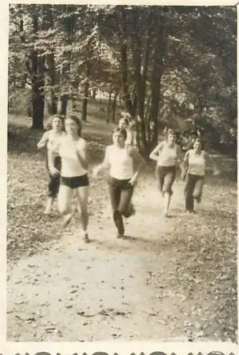 Photo 6 x 9 cm Romania social history friends in nature athletic competition