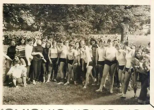 Photo 6 x 9 cm Romania social history friends in nature athletic competition