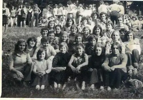 Photo 6 x 9 cm Romania social history friends in nature after athletic competition