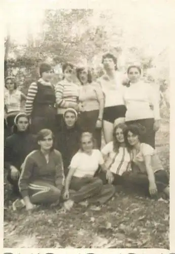 Photo 6 x 9 cm Romania social history friends in nature after athletic competition