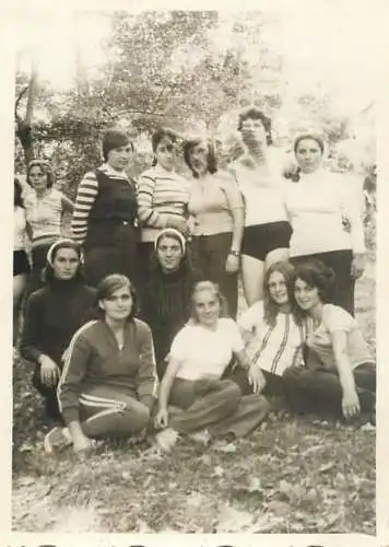 Photo 6 x 9 cm Romania social history friends in nature after athletic competition