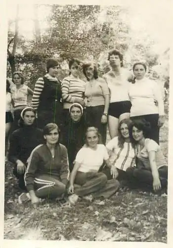 Photo 6 x 9 cm Romania social history friends in nature after athletic competition