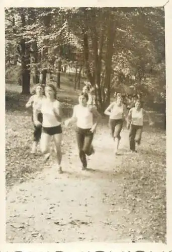 Photo 6 x 9 cm Romania social history athletic race girls