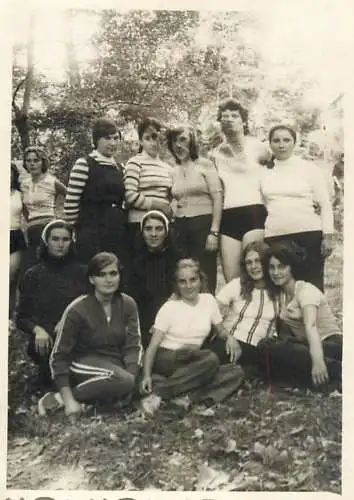 Photo 6 x 9 cm Romania social history athletic race group scene
