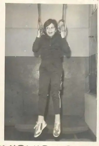 Photo 6 x 9 cm Romania social history girl on the gimnast rings