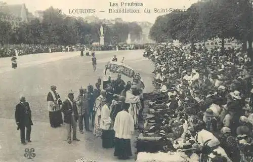 France Lourdes Benediction du Saint Sacrement