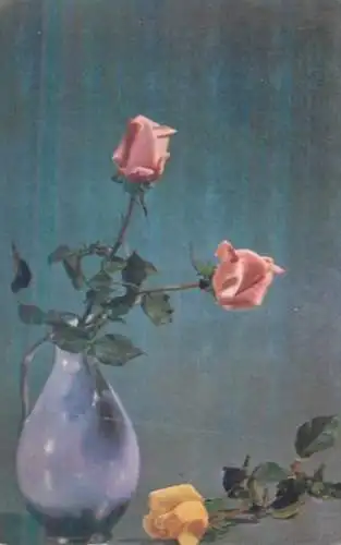 Roses vase floral decorative arrangement