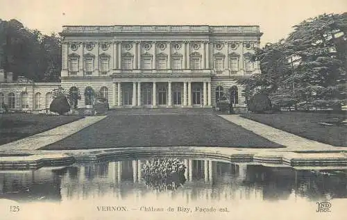 France Vernon Chateau de Bizy facade est