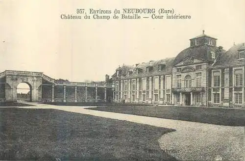 France Environs du Neubourg (Eure) - Chateau du Champ de Bataille Cour interieure