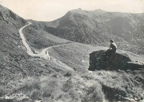Postcard France Auvergne sur la Route du Puy Mary le grand tournant