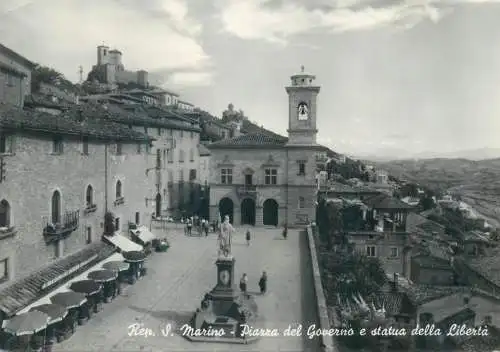 Postcard San Marino Piazza del Governo e statua della liberta