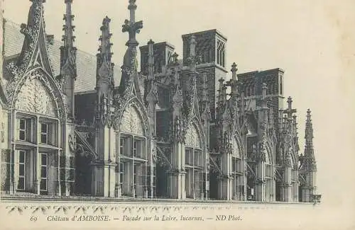 France Chateau d'Amboise Facade sur la Loire avec les lucarnes
