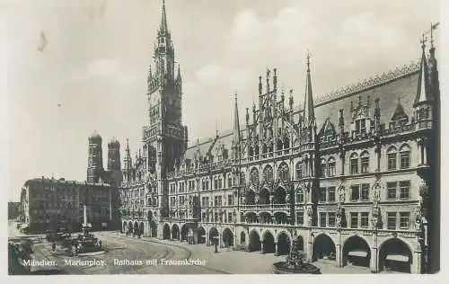 Germany Munchen Marienplatz Rathaus mit Frauenkirche