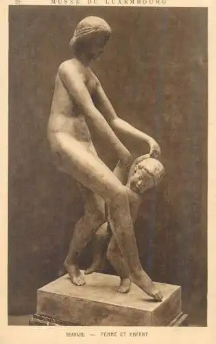 Postcard Sculptures Bernard femme et enfant