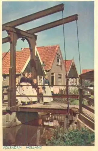 Postcard Netherlands Volendam traditional costumes