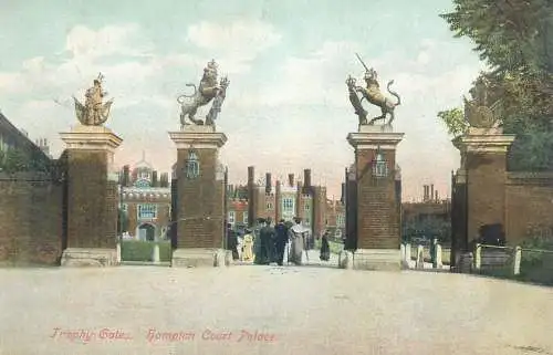 Postcard UK England Hampton court palace Trophy Gates