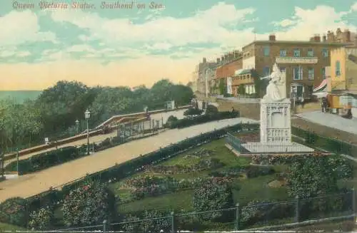 Postcard Uk England Southend on Sea Queen Victoria statue