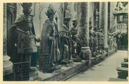 Austria Innsbruck Hofkirche Linksseitige Statuengruppe