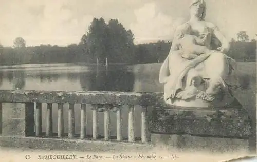 Postcard France Rambouillet le parc la statue Fecondite