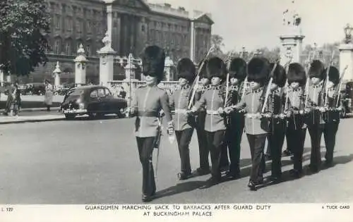 Postcard United Kingdom > England > Buckinghamshire Buckingham Palace guards change
