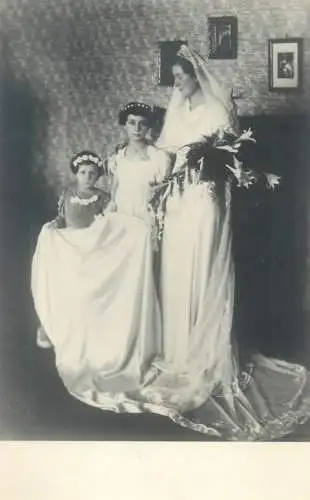 Marriage souvenir real photography bride and her bridesmaids group picture