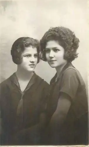 Romania studio photo Dlujanski Alba Iulia young ladies portrait retro coiffure