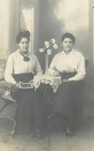 Social history vintage photo postcard royal studio Matz & Tarsa 1918 romantic women portrait