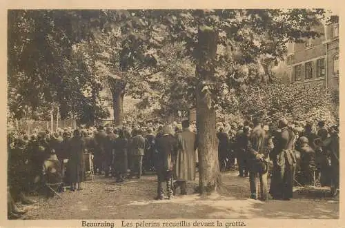Postcard Belgium Beauraing les pelerins recueillis devant la grotte