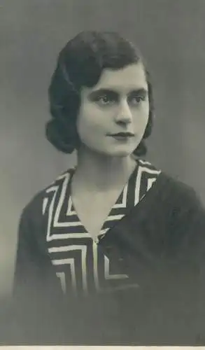 Social History elegant outfit charming woman Foto Royal studio portrait photo