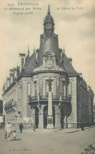 France Trouville Le Monument aux Morts et Hotel de Ville