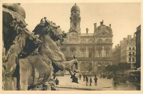 France Lyon Place des Terreaux Fontaine Bartholdi et Hotel de Ville