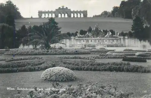 Postcard Austria > Vienna > Schönbrunn Palace park mit Gloriette