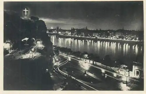 Hungary Budapest panorama avec la Chapelle en Rocher illuminee
