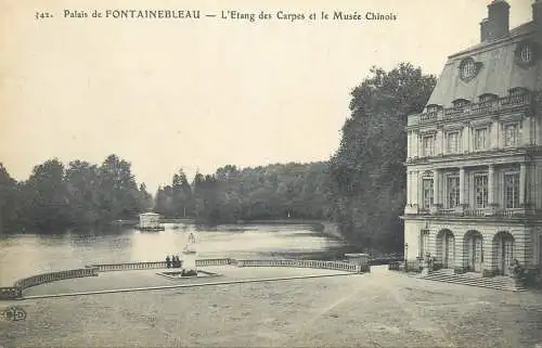 Postcard France Palais de Fontainebleau l"etang des Carpes et le Musee Chinois