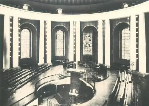 Die St. Hedwigs-Kathedrale zu Berlin kathedra und altarsaule